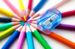 עפרונות צבעוניים עם מחדד